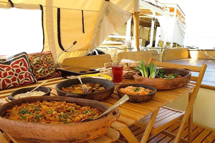 Nile Breeze Dining: A 2-Hour Luxury Private Motorboat & Lunch Cruise